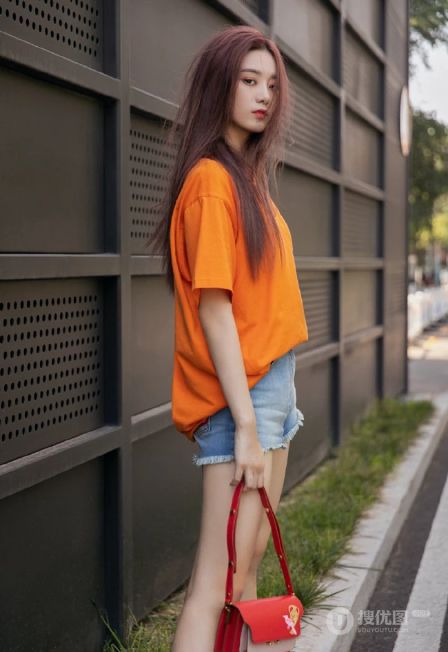 徐艺洋时尚休闲橙色T恤搭配牛仔热裤显白皙好看线条感街拍美照
