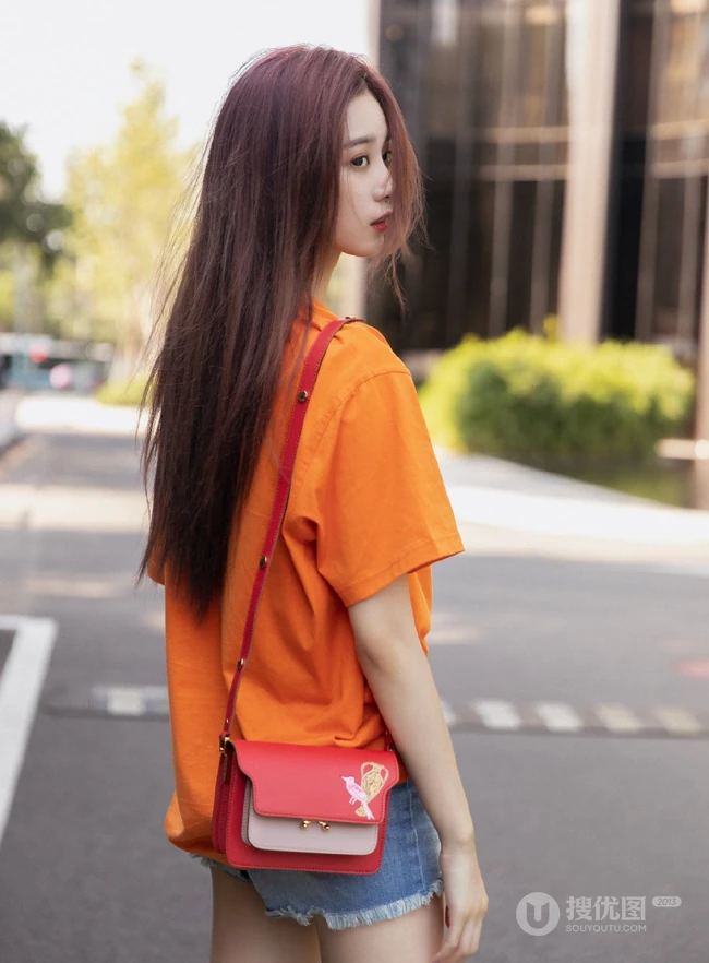 徐艺洋时尚休闲橙色T恤搭配牛仔热裤显白皙好看线条感街拍美照