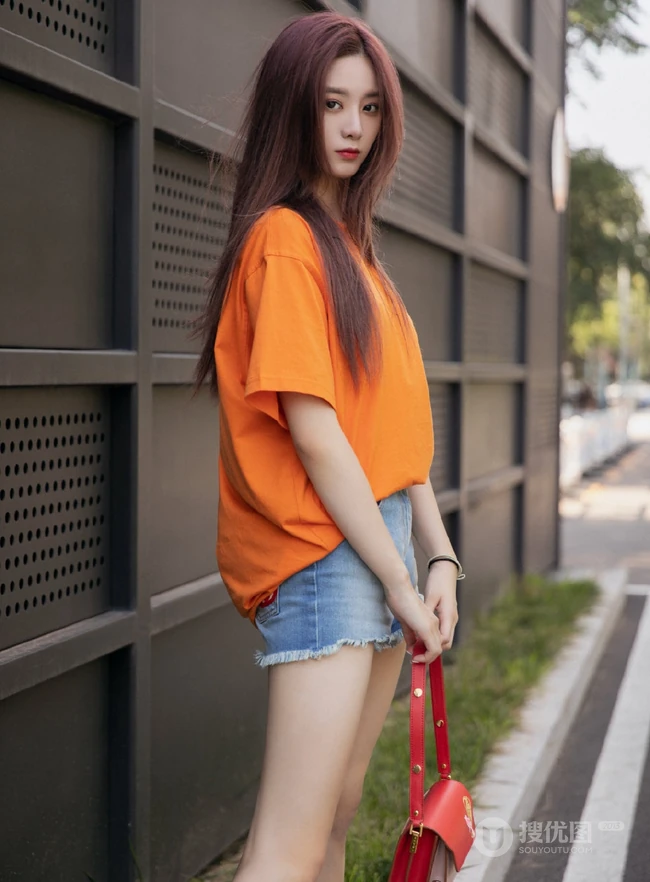 徐艺洋时尚休闲橙色T恤搭配牛仔热裤显白皙好看线条感街拍美照