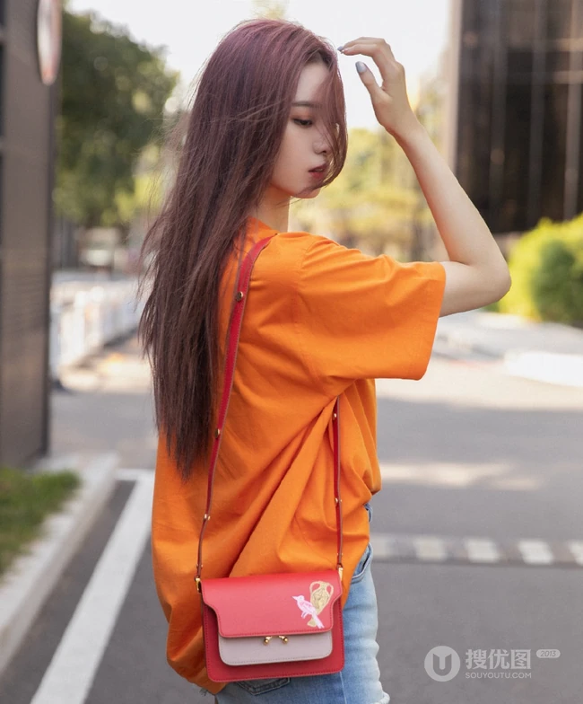 徐艺洋时尚休闲橙色T恤搭配牛仔热裤显白皙好看线条感街拍美照