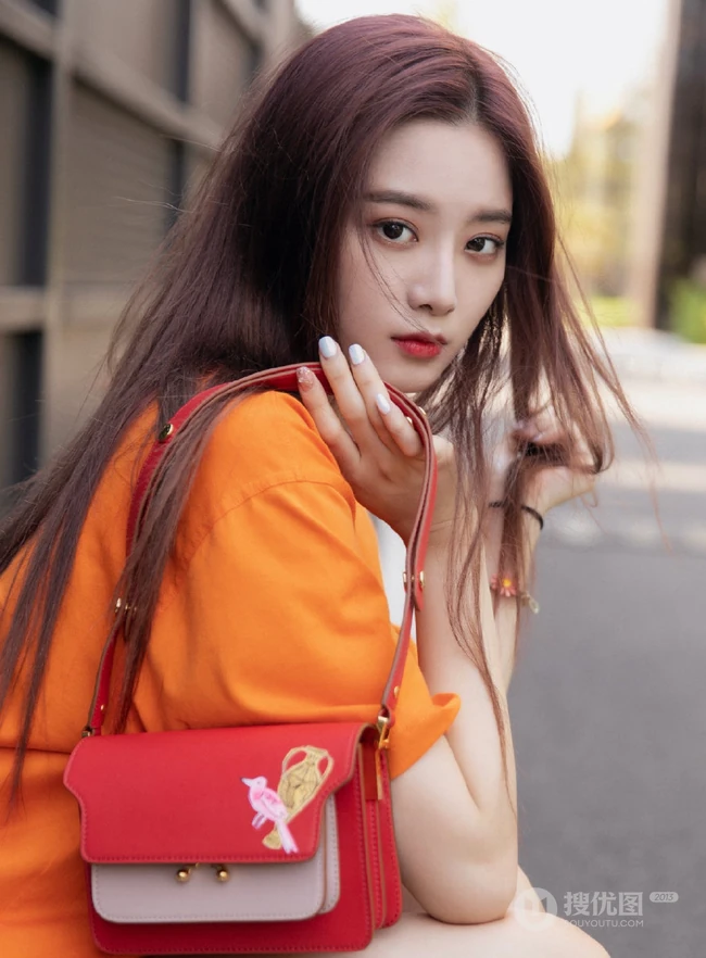 徐艺洋时尚休闲橙色T恤搭配牛仔热裤显白皙好看线条感街拍美照