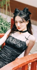 徐璐双牛角发型搭配黑色肩带裙，蕾丝袖，高筒靴酷美气质写真图片