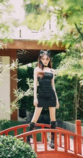 徐璐双牛角发型搭配黑色肩带裙，蕾丝袖，高筒靴酷美气质写真图片