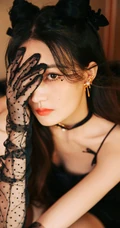 徐璐双牛角发型搭配黑色肩带裙，蕾丝袖，高筒靴酷美气质写真图片