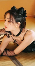 徐璐双牛角发型搭配黑色肩带裙，蕾丝袖，高筒靴酷美气质写真图片