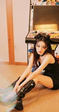 徐璐双牛角发型搭配黑色肩带裙，蕾丝袖，高筒靴酷美气质写真图片