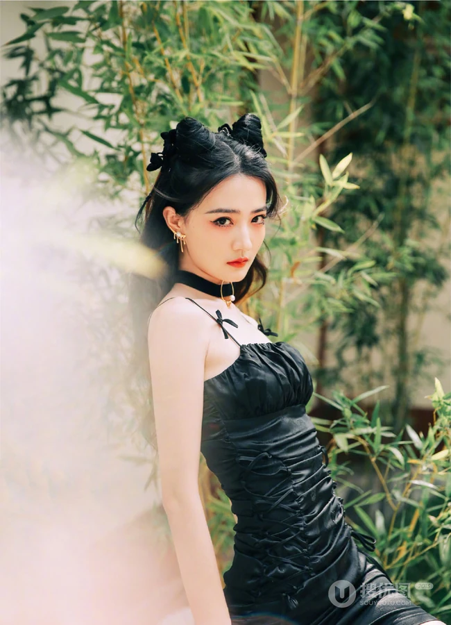 徐璐双牛角发型搭配黑色肩带裙，蕾丝袖，高筒靴酷美气质写真图片