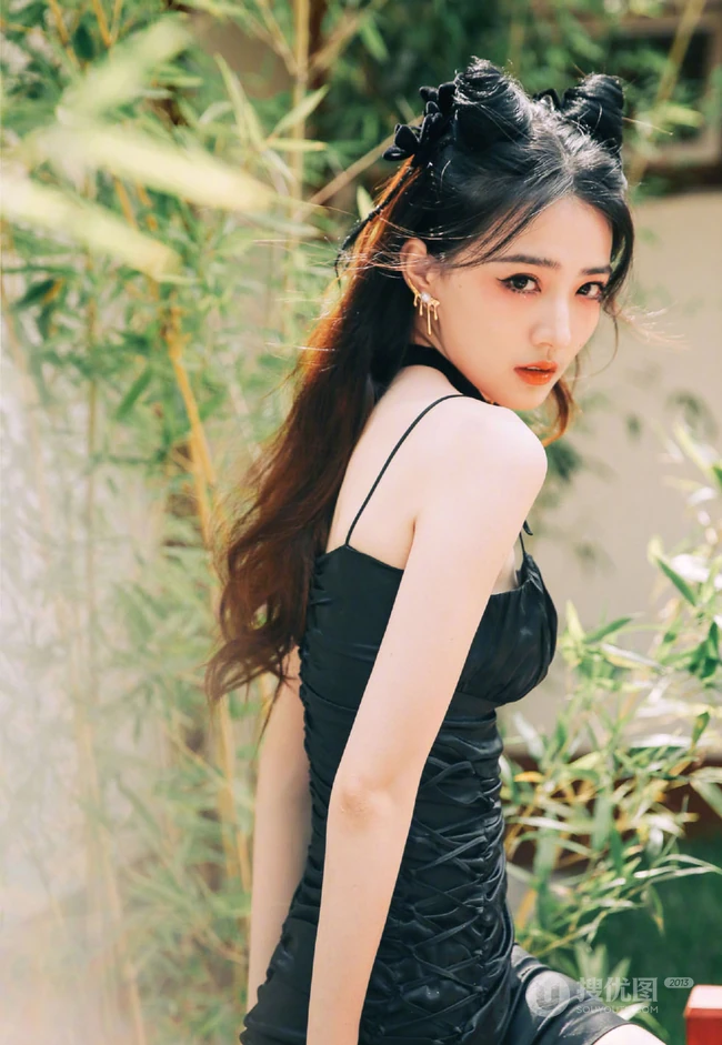 徐璐双牛角发型搭配黑色肩带裙，蕾丝袖，高筒靴酷美气质写真图片