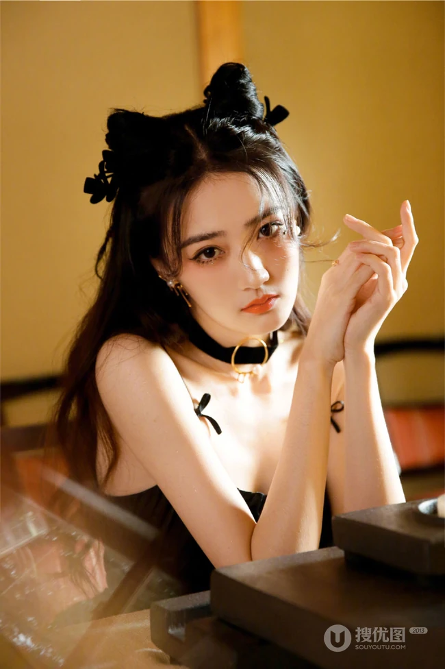 徐璐双牛角发型搭配黑色肩带裙，蕾丝袖，高筒靴酷美气质写真图片