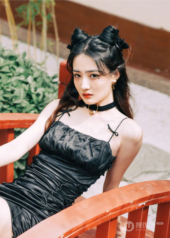 徐璐双牛角发型搭配黑色肩带裙，蕾丝袖，高筒靴酷美气质写真图片