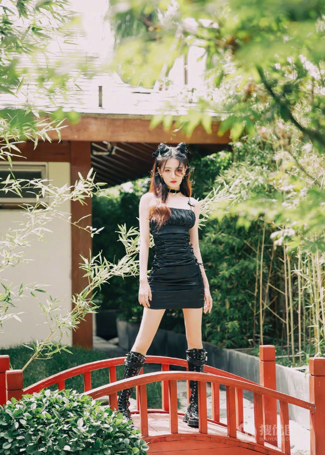 徐璐双牛角发型搭配黑色肩带裙，蕾丝袖，高筒靴酷美气质写真图片