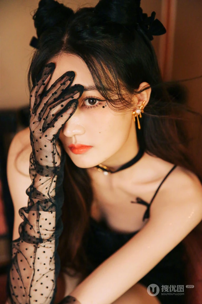 徐璐双牛角发型搭配黑色肩带裙，蕾丝袖，高筒靴酷美气质写真图片