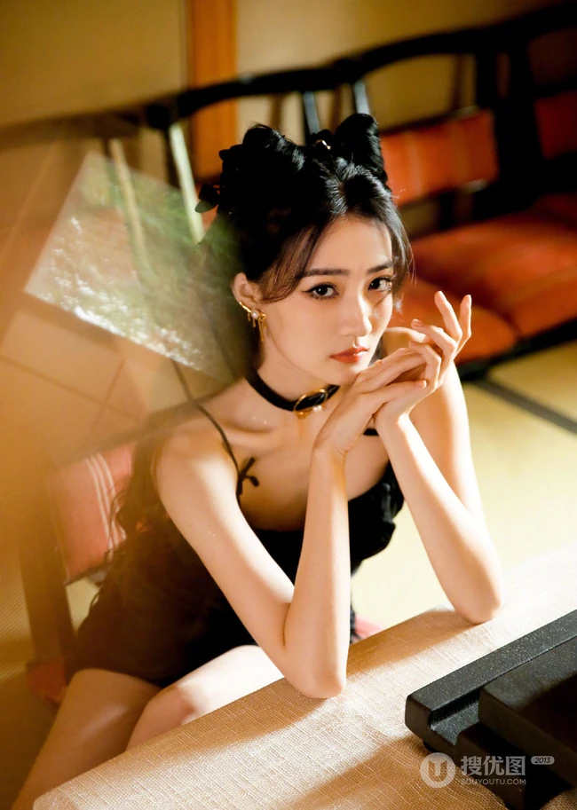徐璐双牛角发型搭配黑色肩带裙，蕾丝袖，高筒靴酷美气质写真图片