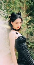 徐璐双牛角发型搭配黑色肩带裙，蕾丝袖，高筒靴酷美气质写真图片