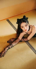 徐璐双牛角发型搭配黑色肩带裙，蕾丝袖，高筒靴酷美气质写真图片