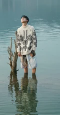 浙江杭州帅气歌手何洛洛享受户外清新美景好看写真照