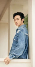 张彬彬帅气休闲装牛仔夹克扮阳台随意写真图片