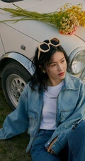杨子姗牛仔服套装穿着和老爷车一起合拍复古时尚写真美照