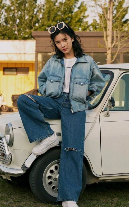 杨子姗牛仔服套装穿着和老爷车一起合拍复古时尚写真美照