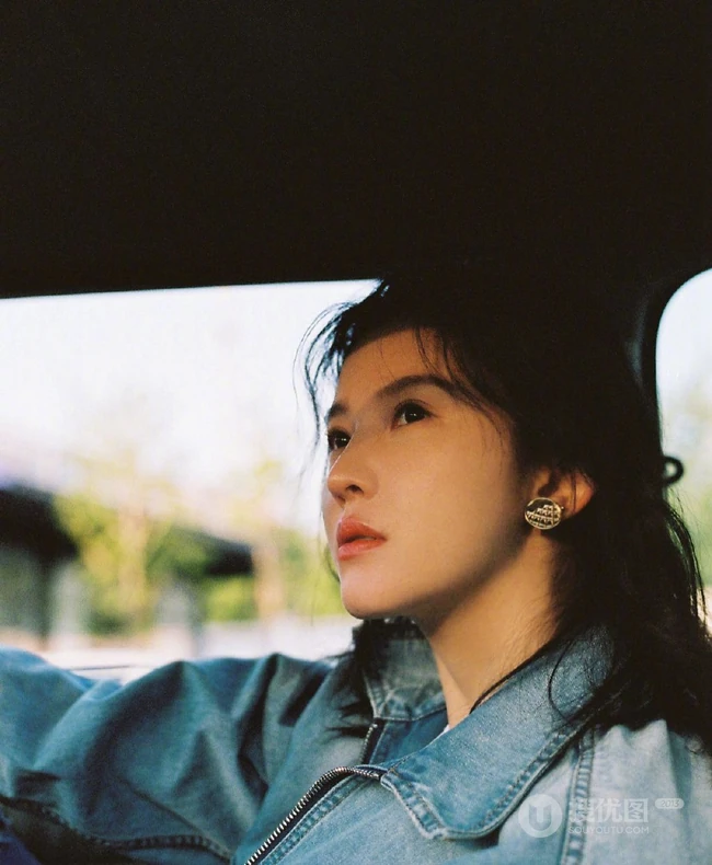 杨子姗牛仔服套装穿着和老爷车一起合拍复古时尚写真美照