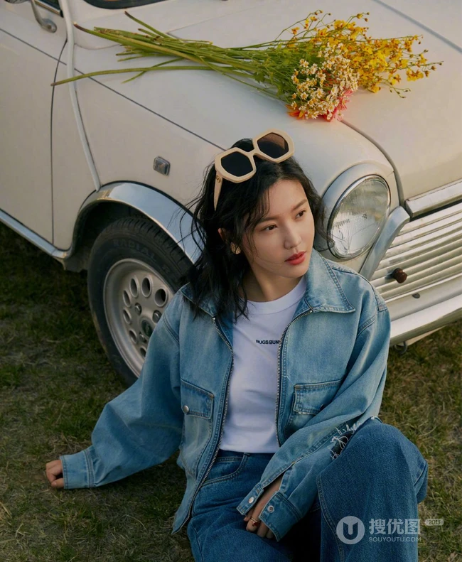 杨子姗牛仔服套装穿着和老爷车一起合拍复古时尚写真美照