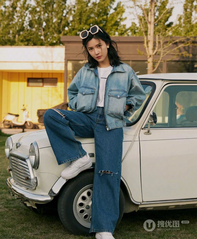杨子姗牛仔服套装穿着和老爷车一起合拍复古时尚写真美照