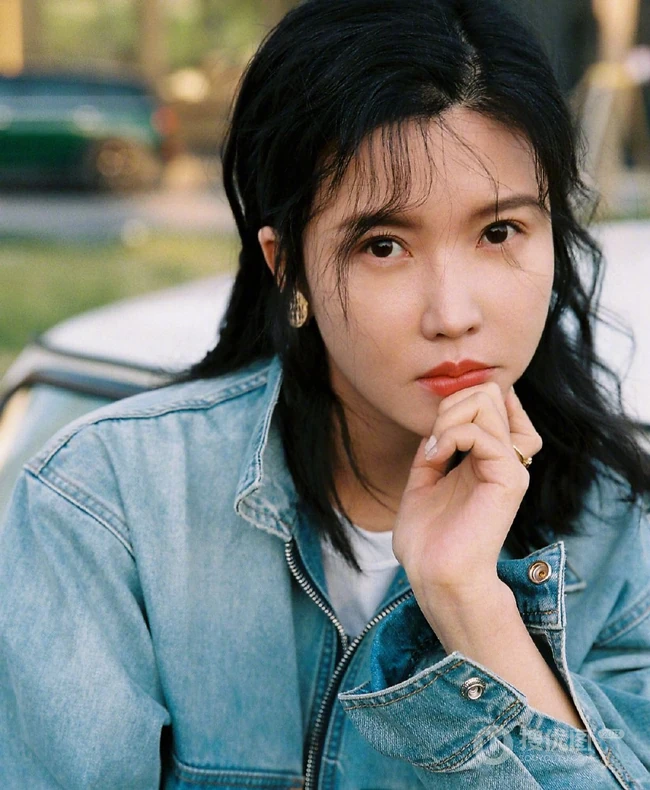 杨子姗牛仔服套装穿着和老爷车一起合拍复古时尚写真美照