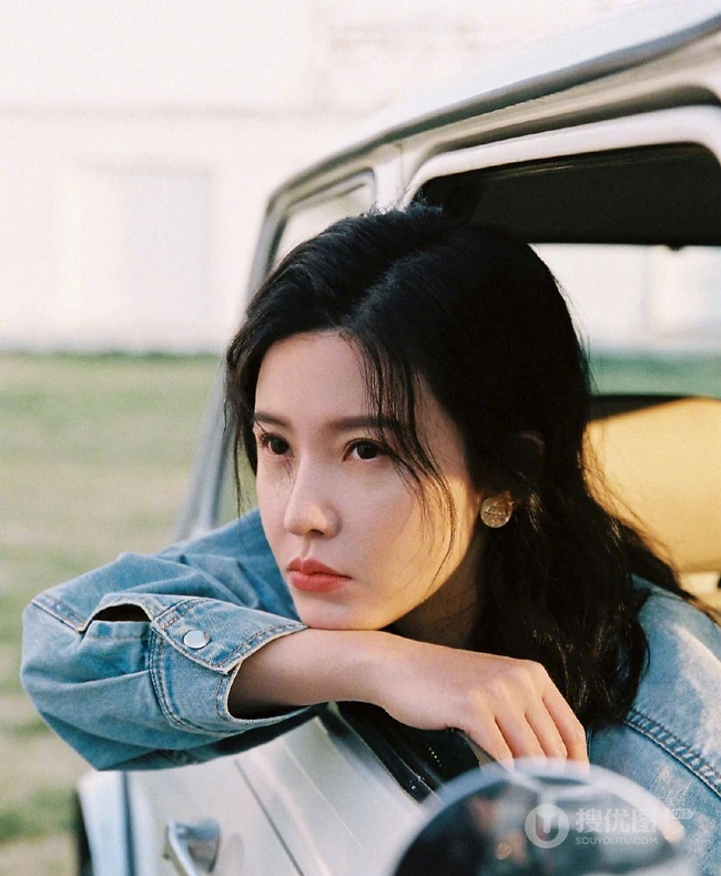 杨子姗牛仔服套装穿着和老爷车一起合拍复古时尚写真美照