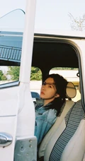 杨子姗牛仔服套装穿着和老爷车一起合拍复古时尚写真美照