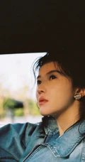 杨子姗牛仔服套装穿着和老爷车一起合拍复古时尚写真美照