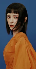 张予曦复古摩登时尚齐刘海短发发型搭配橘色长裙优美写真图片