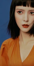张予曦复古摩登时尚齐刘海短发发型搭配橘色长裙优美写真图片