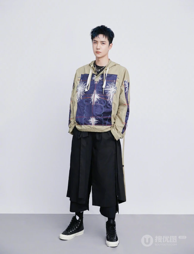 王一博帅气挑染蓝色短发搭配率性街头风宽松服饰写真图片