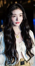 孔雪儿青春靓丽，时尚气质浓密长卷发搭配V领白衫活动写真照片