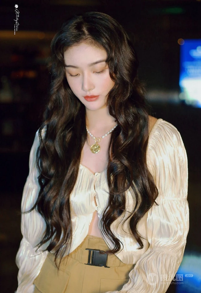 孔雪儿青春靓丽，时尚气质浓密长卷发搭配V领白衫活动写真照片