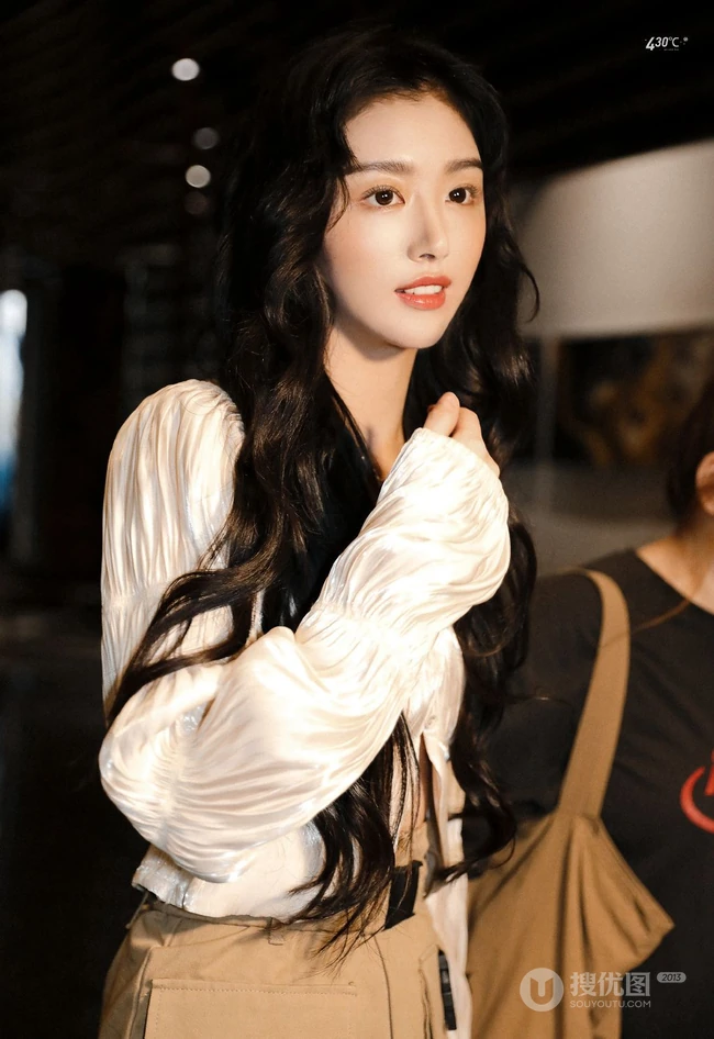 孔雪儿青春靓丽，时尚气质浓密长卷发搭配V领白衫活动写真照片