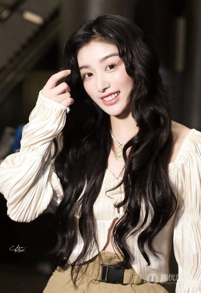 孔雪儿青春靓丽，时尚气质浓密长卷发搭配V领白衫活动写真照片
