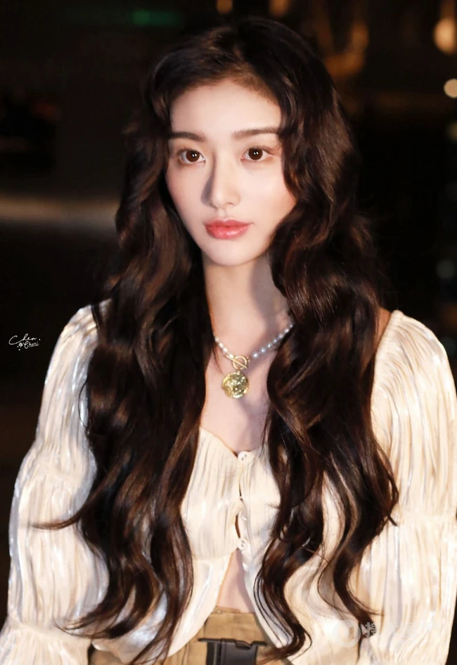孔雪儿青春靓丽，时尚气质浓密长卷发搭配V领白衫活动写真照片