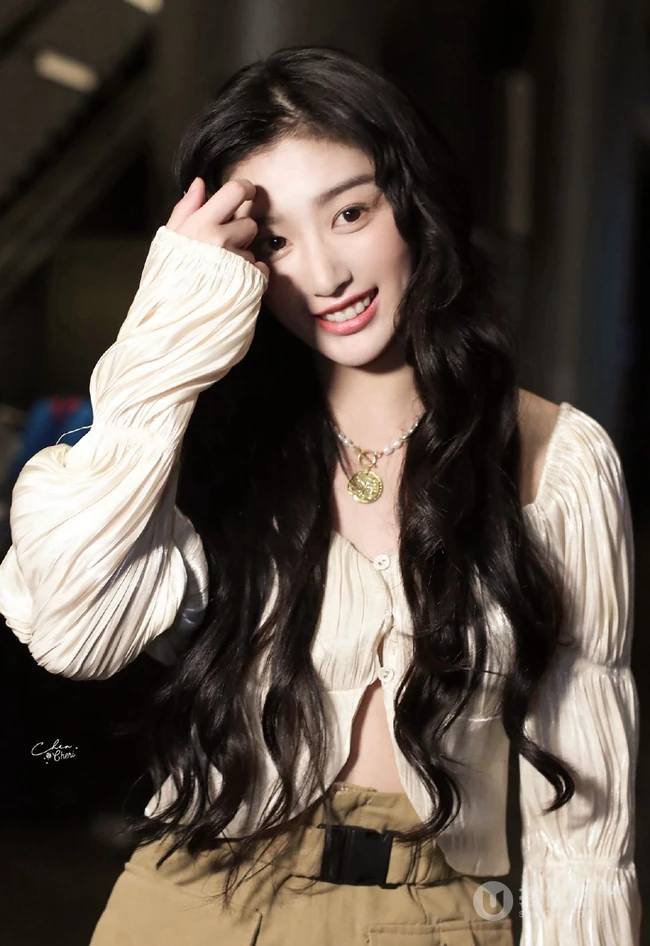 孔雪儿青春靓丽，时尚气质浓密长卷发搭配V领白衫活动写真照片