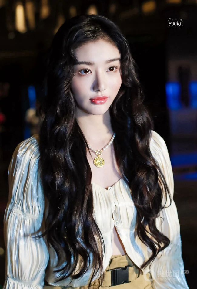 孔雪儿青春靓丽，时尚气质浓密长卷发搭配V领白衫活动写真照片