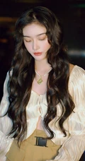 孔雪儿青春靓丽，时尚气质浓密长卷发搭配V领白衫活动写真照片