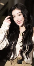 孔雪儿青春靓丽，时尚气质浓密长卷发搭配V领白衫活动写真照片