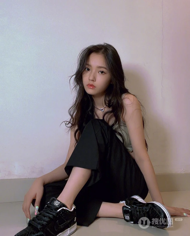 林允灰色背心黑裤休闲鞋坐地板慵懒美照