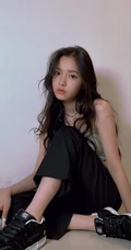 林允灰色背心黑裤休闲鞋坐地板慵懒美照