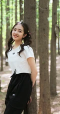 李兰迪休闲白T黑裤户外森系小树林搭吊室内可爱写真图片