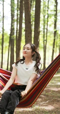 李兰迪休闲白T黑裤户外森系小树林搭吊室内可爱写真图片