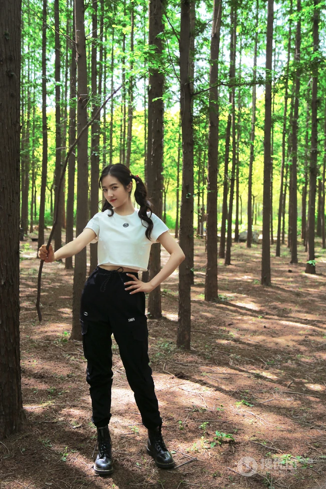 李兰迪休闲白T黑裤户外森系小树林搭吊室内可爱写真图片