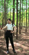 李兰迪休闲白T黑裤户外森系小树林搭吊室内可爱写真图片