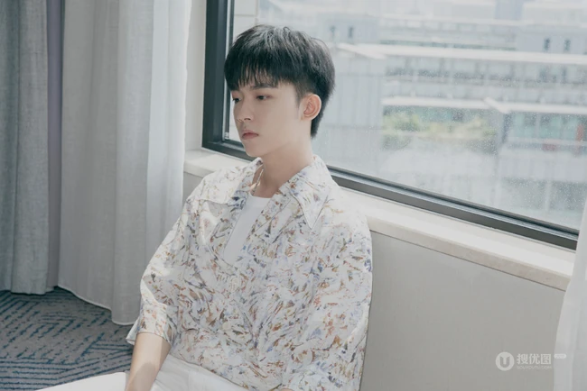 清新干净阳光大男孩李明德印花衬衫帅气居家沙发写真照