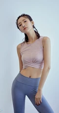 吴优气质紧身短款装背心，运动裤展苗条纤细线条线条感写真照